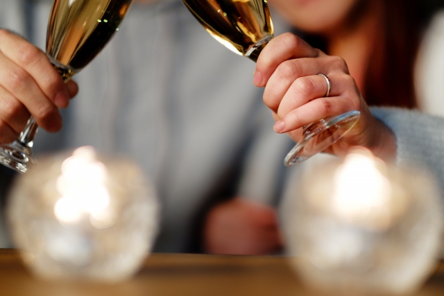 不倫をするお金持ちと乾杯